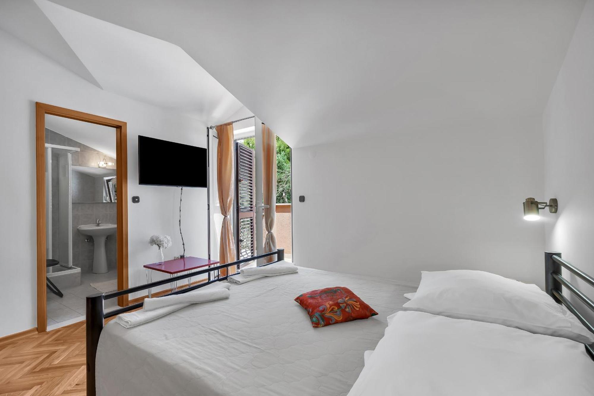 Apartments And Rooms With Parking Space Duce, Omis - 10303 Номер фото