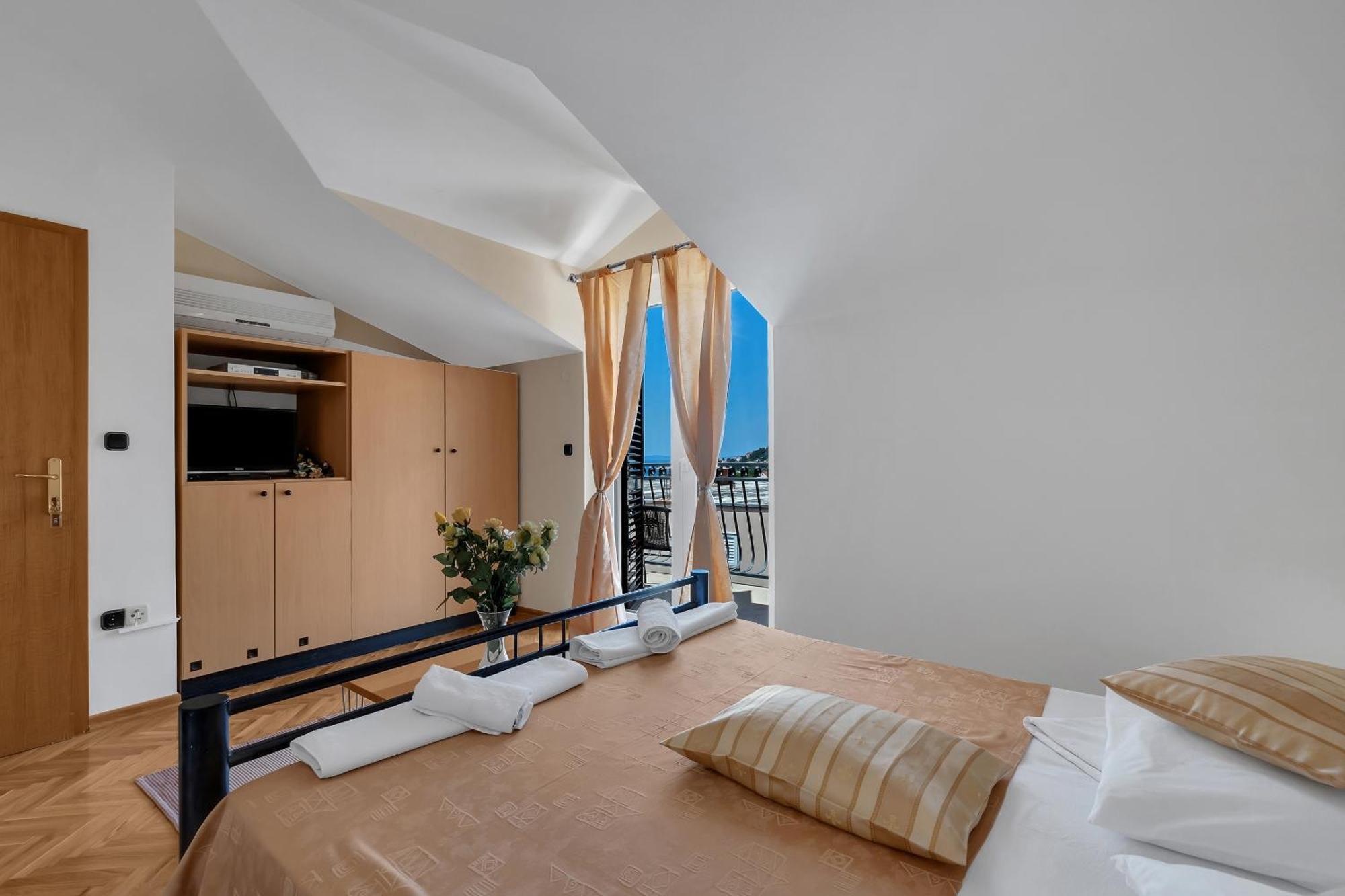 Apartments And Rooms With Parking Space Duce, Omis - 10303 Номер фото